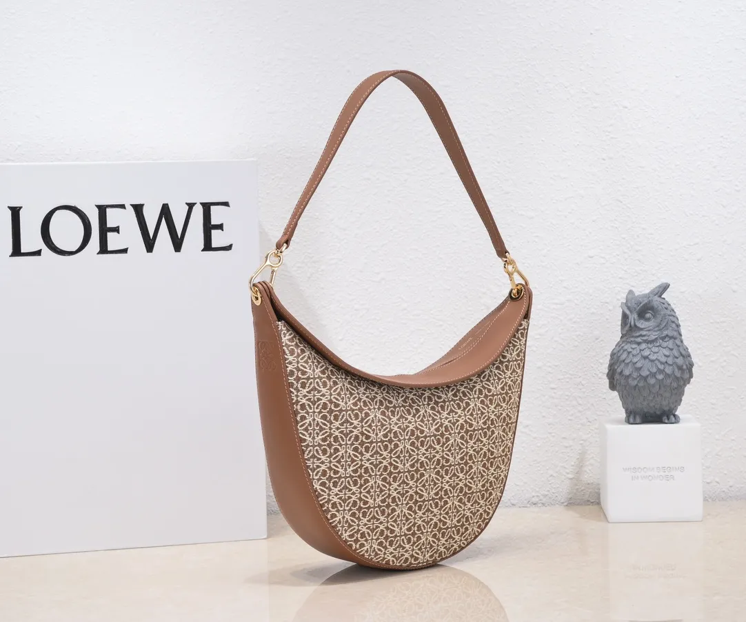 Dark brown/walnut color, top quality original. The smooth crescent shape of the L Luna series moon bag not only elongates the proportions of the whole person without getting stuck on the upper body, but also feels particularly comfortable. The wide shoulder strap design does not press the shoulder buckle opening, making it easier to open and close. The internal capacity is also large, and sunglasses and folding umbrellas can be easily arranged with sliding hanging loops hidden on both sides. Shoulder straps or hanging accessories can be attached, making it convenient for various occasions. It is a bag that shows off its temperament and is highly used in daily life! Luo Yiwei size: 29*27*8cm: model: 8891#